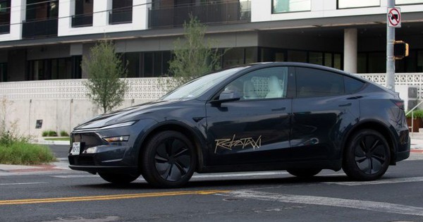 Tesla thả ra đường đội xe taxi tự hành đầu tiên: 4,20 USD/cuốc, đã có trường hợp khách hàng "hú vía"