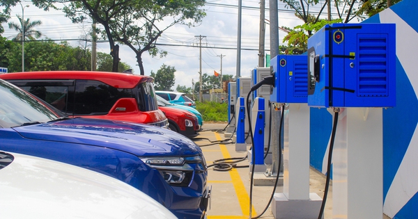 Trạm sạc xe điện phủ khắp nơi, tốc độ triển khai gấp đôi dự kiến, tham vọng 10.000 tỷ của ông Phạm Nhật Vượng dần thành hiện thực