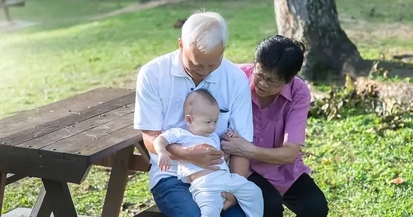 Trẻ có 2 độ tuổi cực QUAN TRỌNG: Ông bà tốt nhất KHÔNG NÊN chăm sóc cháu giai đoạn này!