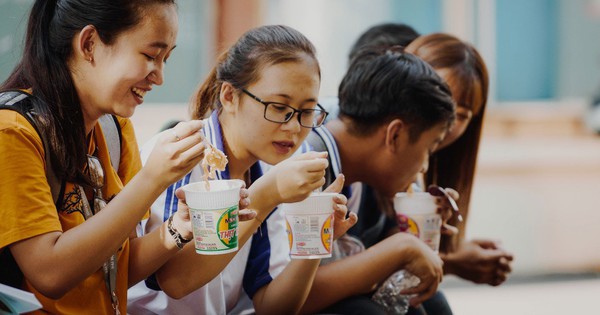 Sinh viên đại học Việt Nam tiêu trung bình 6,4 triệu VND/tháng nhưng thường xuyên ăn mì gói