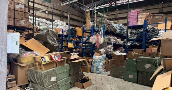 Theo dõi tài khoản ngân hàng khả nghi, công an lập tức phá đường dây buôn hàng giả từ Trung Quốc, tịch thu hơn 34.000 món đồ nhái