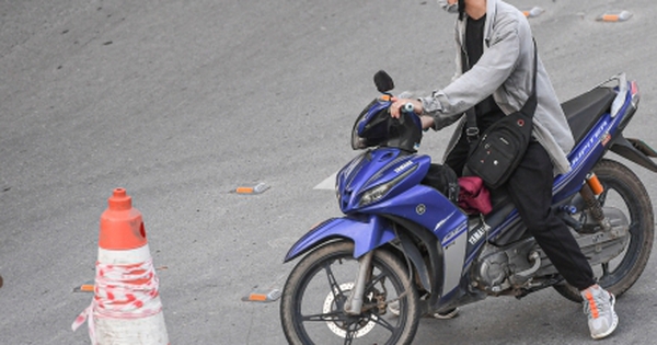 Tài xế lúng túng với hàng rào phân làn trên 2 tuyến đường vành đai Hà Nội