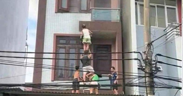 Hình ảnh hàng xóm bắc thang, cứu 4 người trong ngôi nhà đang cháy ở Hà Nội
