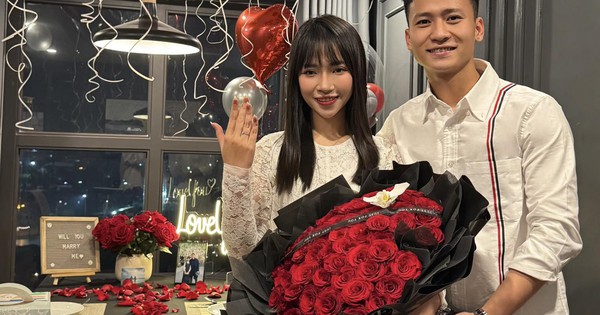 "Nam thần" U23 Việt Nam cầu hôn bạn gái sau 7 năm hẹn hò, nàng WAG cực sexy, thành tích học tập mới đáng nể