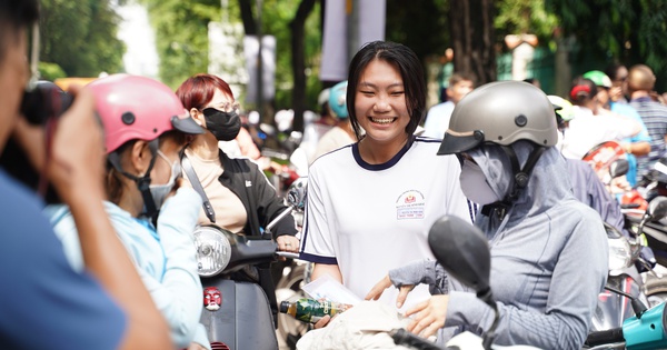 Đề Văn thi tốt nghiệp THPT 2025 ai cũng phải khen hay: "Vùng trời quê hương nào cũng là bầu trời Tổ quốc"