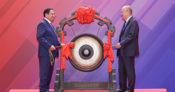 Thủ tướng thăm sàn chứng khoán lớn nhất châu Á, tìm hiểu kinh nghiệm phát triển trung tâm tài chính Thượng Hải