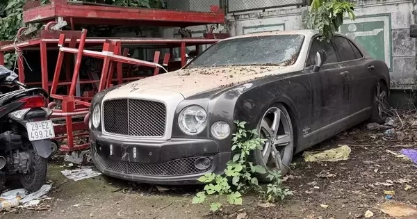 Xe siêu sang Bentley Mulsanne hàng chục tỷ đồng bị bỏ rơi tại 1 sân bóng ở Hà Nội