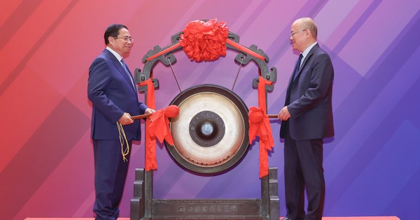 Thủ tướng Phạm Minh Chính đánh cồng khai mạc phiên giao dịch tại sàn chứng khoán lớn nhất châu Á