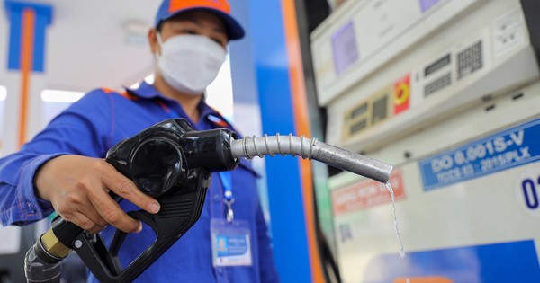 Giá xăng dầu tiếp tục tăng, RON 95 tiến sát mốc 22.000 đồng/lít