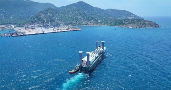 Cảng Cà Ná đón chuyến tàu "lịch sử" từ Đức, loạt thiết bị siêu trường, siêu trọng cập bến Việt Nam