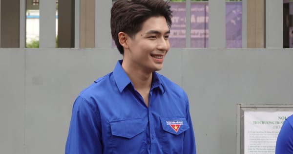 Một nam thần Vbiz bất ngờ xuất hiện trước cổng điểm thi tốt nghiệp THPT, danh tính khiến ai nấy đều nháo nhào!