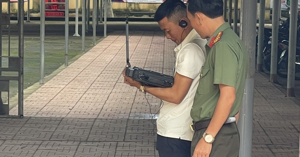 Công an rà sóng lạ để tránh xâm nhập khu vực thi tốt nghiệp THPT