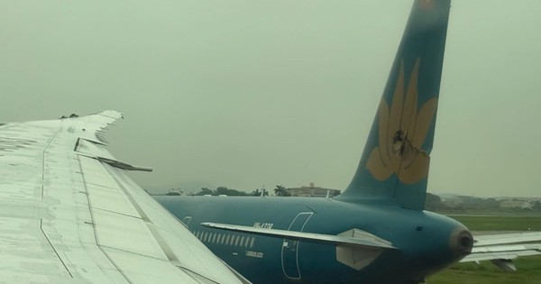 Hai máy bay Vietnam Airlines va quệt rách đuôi tại Nội Bài
