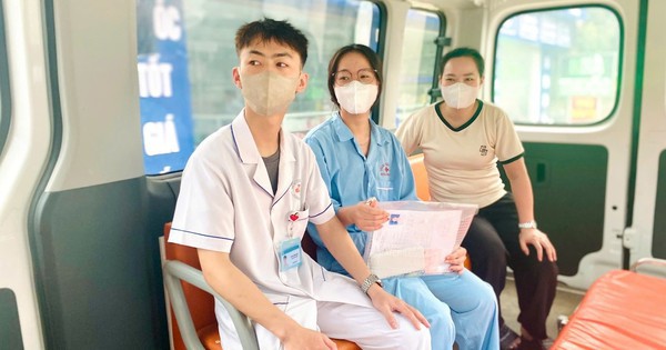 Nữ sinh vừa mổ ruột thừa được xe cấp cứu đưa đến điểm thi tốt nghiệp