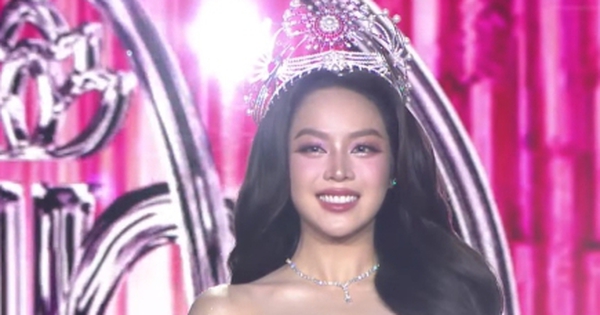 Hoa hậu Thanh Thuỷ xúc động nói lời cảm ơn khi kết thúc nhiệm kỳ