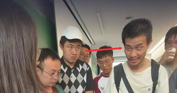 Hai thiên tài toán học cùng xuất hiện trong một khung hình: Vi Thần bất ngờ "phá vỏ", sôi nổi tranh luận trước đám đông