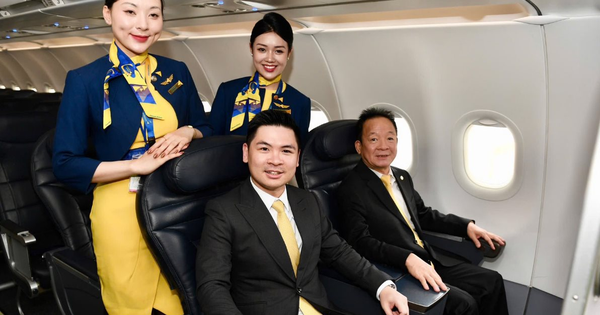 Xôn xao khung hình quyền lực 2 cha con Bầu Hiển trong ngày máy bay đầu tiên thuộc sở hữu của Viettravel Airline ra mắt, hoa hậu Đỗ Mỹ Linh nói 1 câu khen nức nở