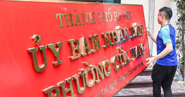 Hà Nội thay biển trụ sở phường mới, sẵn sàng vận hành chính quyền 2 cấp từ 1/7