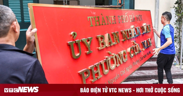 Hà Nội thay biển trụ sở phường mới, sẵn sàng vận hành chính quyền 2 cấp từ 1/7
