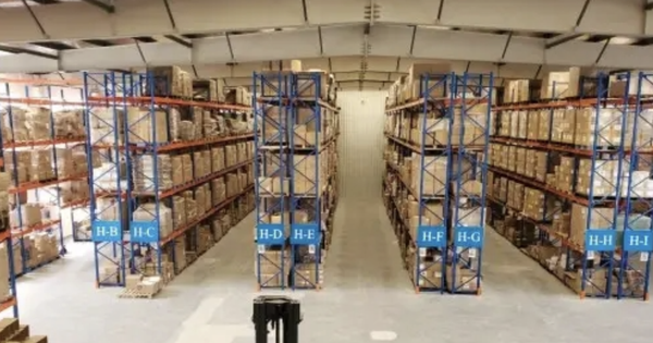 Theo dõi một người đàn ông vừa xin việc, công an phát hiện kho hàng giả trị giá gần 200 tỷ đồng, thu giữ 190.000 sản phẩm nhái thương hiệu nổi tiếng