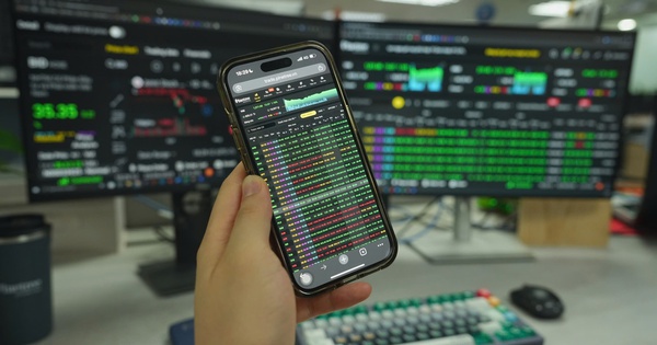 VN-Index áp sát 1.400 điểm, nhà đầu tư nên mua hay bán?