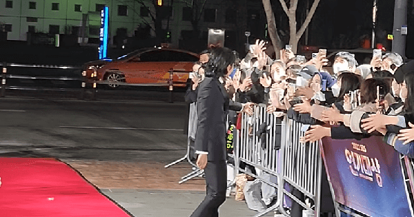 Showbiz có duy nhất 1 mỹ nam thành sao hạng A nhờ trồng cây chuối, lộn ngược người vẫn đẹp siêu thực mới tài