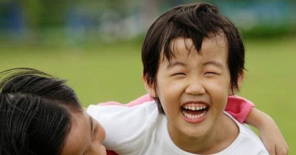 10 hành động của trẻ nhìn thì bình thường nhưng thực chất EQ rất cao – Không phải đứa trẻ nào cũng làm được!