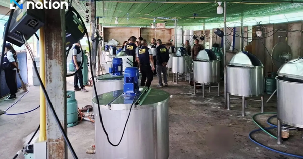 Nhận tin mật rồi đột kích xưởng sản xuất quy mô lớn: Cảnh sát tịch thu 172.000 chai siro ho giả, trị giá hơn 16 tỉ đồng