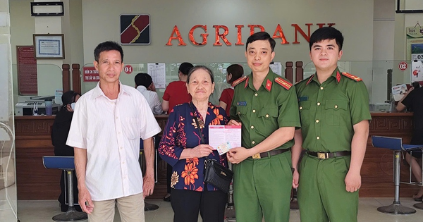 Mẹ mang sổ tiết kiệm 104 triệu đến ngân hàng rút tiền, con trai thấy bất thường liền báo công an