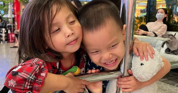 Hồ Ngọc Hà khoe khoảnh khắc đáng yêu của Lisa, 1 cư dân mạng nhìn vào bộ quần áo liền chỉ ngay ra điều này!