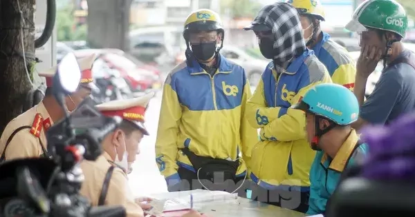 Hà Nội: Hàng loạt tài xế bị xử phạt vì ‘leo’ xe máy lên vỉa hè, đi ngược chiều