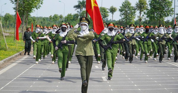 'Bóng hồng' công an tập luyện dưới nắng gắt chuẩn bị cho lễ duyệt binh 2/9