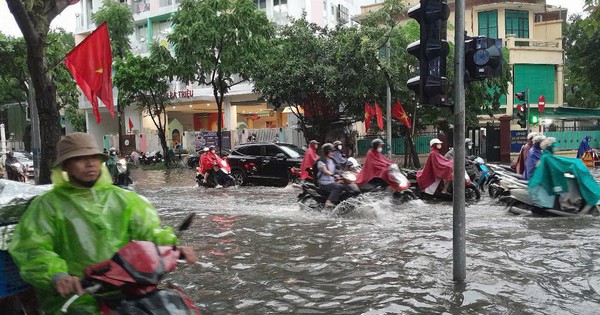 Mưa lớn khiến nhiều tuyến phố ở Hà Nội ngập sâu, ách tắc