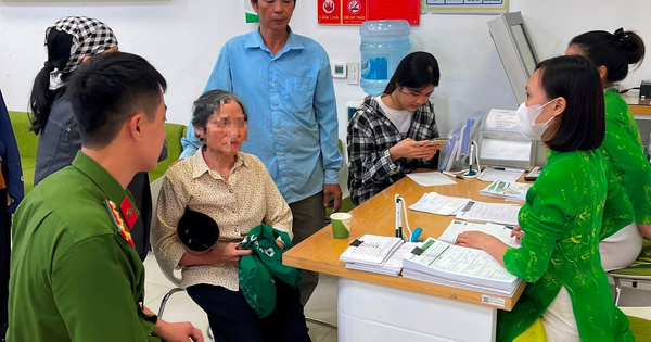 Cụ bà đến ngân hàng Vietcombank nhờ chuyển khoản 150 triệu đồng: Nhân viên nhìn 1 dấu hiệu, lập tức báo công an