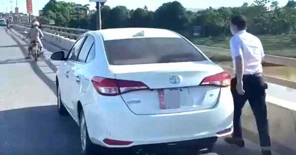 Danh tính người đàn ông dừng oto trên cầu làm hành động khiến nhiều người bức xúc