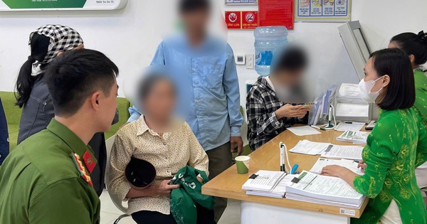 Cụ bà đến phòng giao dịch Vietcombank rồi liên tục yêu cầu chuyển khoản cho "con trai", dù không có con trai