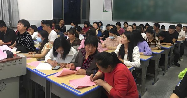 Hiệu trưởng tuyên bố 1 câu sốc trong buổi họp phụ huynh, tất cả cha mẹ sững sờ: Lần đầu gặp phải chuyện như này!