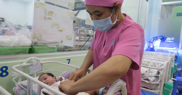 Nữ điều dưỡng khóc lặng kể về 13 chiếc cũi cô đơn ở BV Hùng Vương: Bệnh viện là nhà, bác sỹ là mẹ, ai sẽ là gia đình của các em...?"