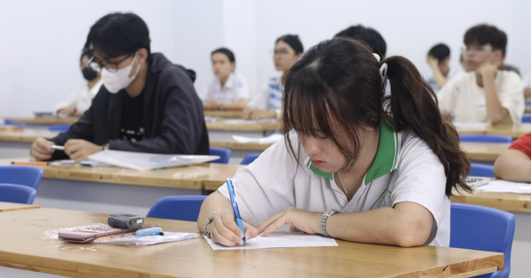 Sự cố thi đánh giá năng lực đợt 2 do cán bộ coi thi nghe nhầm chuông báo giờ