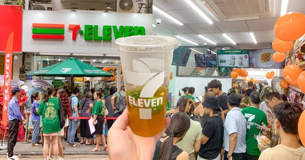 Cận cảnh cửa hàng 7-Eleven đầu tiên tại Hà Nội: Vừa mở đã đông nghịt khách nhưng liệu đã đủ để gây sốt?