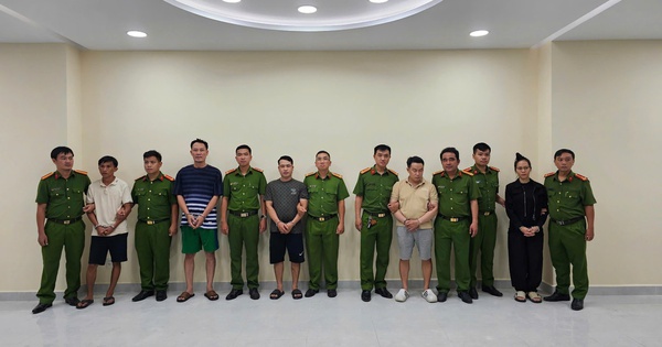 Công an TP HCM đồng loạt khám xét 2 địa điểm, bắt 5 người
