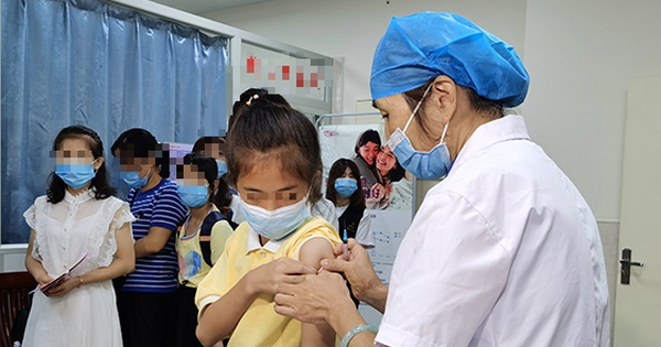 Mẹ từng mắc ung thư cổ tử cung, con gái có cần tiêm vắc xin HPV sớm hơn bình thường?