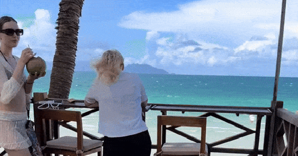 Khách Tây trầm trồ trước một bãi biển: Nước trong xanh, có người nhận xét "Bãi biển đẹp nhất Việt Nam!"
