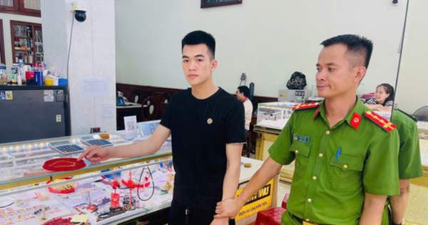 Tịch thu 1 dây chuyền, 2 lắc tay vàng trị giá hơn 100 triệu đồng do thanh niên sinh năm 1996 đem bán