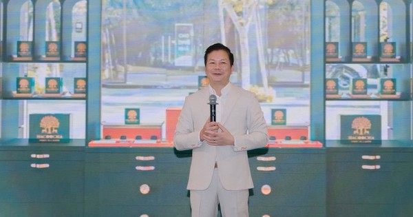 Shark Hưng "flex" bán trà tại một khách sạn 5 s...