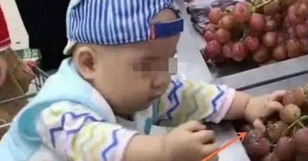 Đưa cháu trai đi siêu thị, cậu bé làm nát cả rổ nho, phản ứng của người ông khiến nhân viên tức đến phát khóc