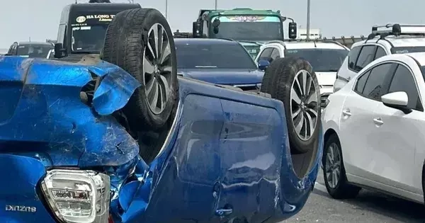 Hà Nội: Ô tô lật ngửa sau va chạm trên đường vành đai 2 trên cao