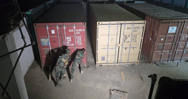 Nhận tin báo, lực lượng an ninh nhanh chóng đột kích một kho hàng: Phát hiện 12 container chứa tiền 5 triệu USD tiền giả và vàng giả