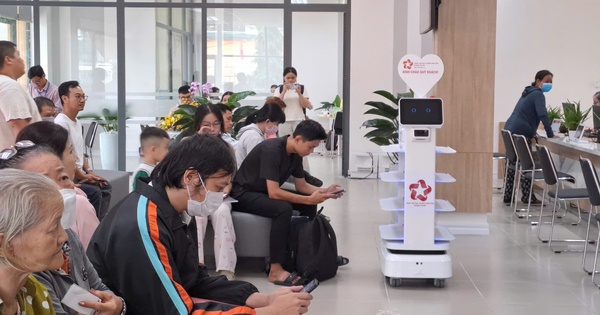 TP HCM: Phường Thủ Đức sử dụng robot để phục vụ người dân đến làm thủ tục hành chính