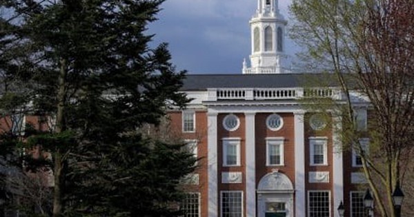 Chính quyền ông Trump dọa cắt toàn bộ tiền tài trợ cho Đại học Harvard
